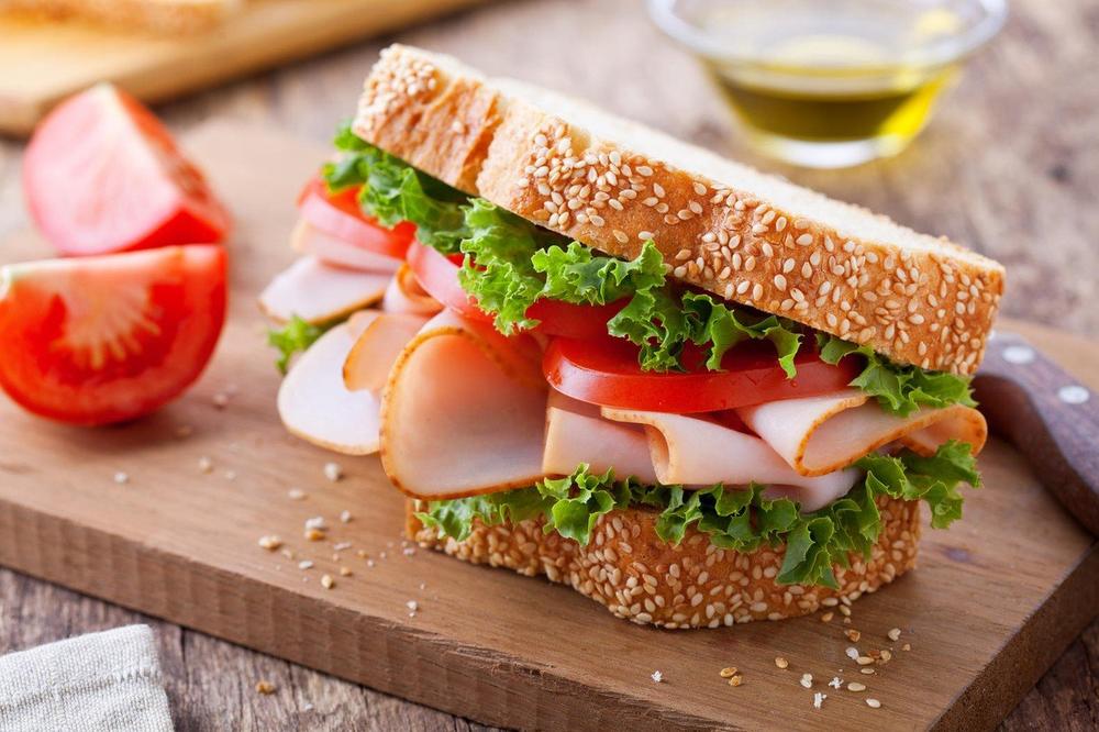 MASOVNO TROVANJE U ŠKOLI U RUMUNIJI: Zbog pokvarenih sendviča 24 učenika u bolnici