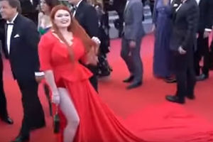PLUS SAJZ MANEKENKA DOŽIVELA OGROMAN BLAM: Prošetala je crvenim tepihom, a evo kako je ostala samo u GAĆICAMA! (VIDEO)