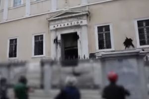 HAOS U GRČKOJ ZBOG SMANJENJA PENZIJA: Anarhisti lomili prozore na zgradi Vrhovnog suda (VIDEO)