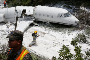 NESREĆA U HONDURASU: Avion se BUKVALNO PREPOLOVIO, 9 povređeno (FOTO)