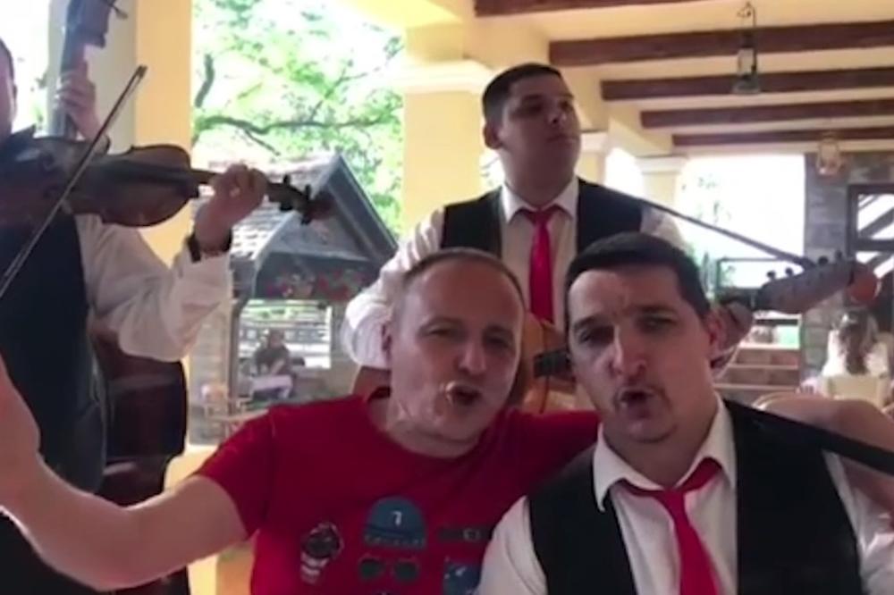 (KURIR TV) JOŠ JEDAN RASPEVANI SOCIJALISTA: Pogledajte kako Dejan Radenković peva jednu od najlepših srpskih narodnih pesama