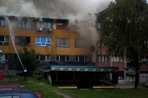 IZGORELA RTV PLJEVLJA: Deo opozicije sumnja na vatromet koji je Opština ispalila sa krova (VIDEO)