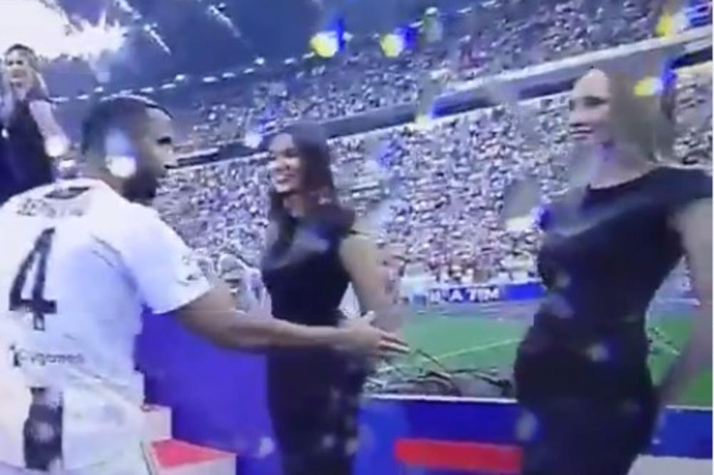 AUU, KAKVA BLAMAŽA! Seksi hostesa žestoko PONIZILA zvezdu Juventusa i postala apsolutni HIT na društvenim mrežama! (VIDEO)