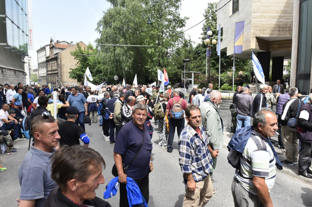 BLOKIRAN CENTAR SARAJEVA: Ratni veterani ponovo protestuju i imaju tri zahteva (FOTO)