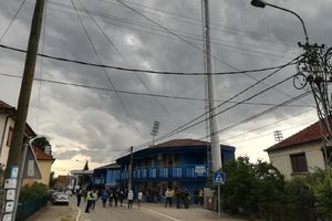 NEVREME DOČEKALO CRNO-BELE: Fudbalere Partizana dočekala jaka kiša u Surdulici pred finale Kupa (KURIR TV)