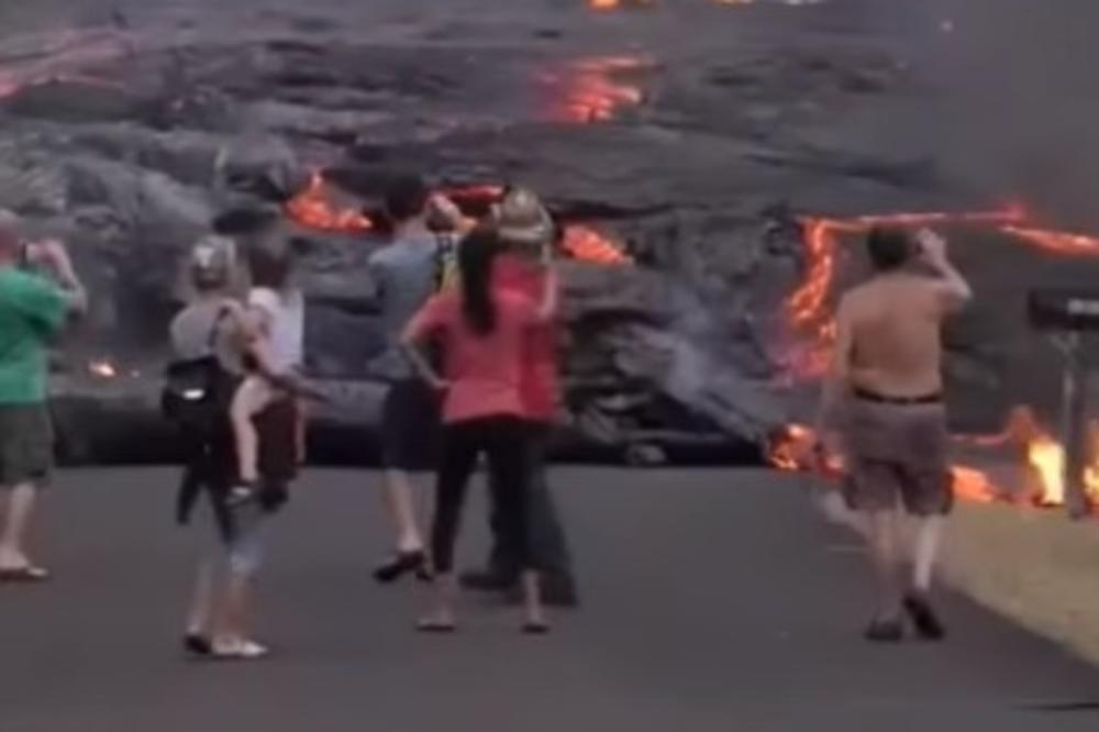 PAKAO SVE BLIŽI I BLIŽI: Ovako su meštani Havaja u očaju gledali kako im lava guta kuće i puteve (VIDEO)