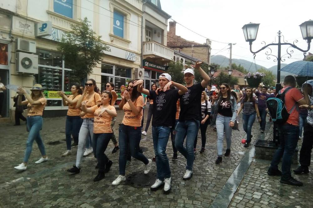 ZBOGOM ŠKOLO: Maturanti u Vranju slavili uz trubače, pa prošetali gradom (VIDEO)