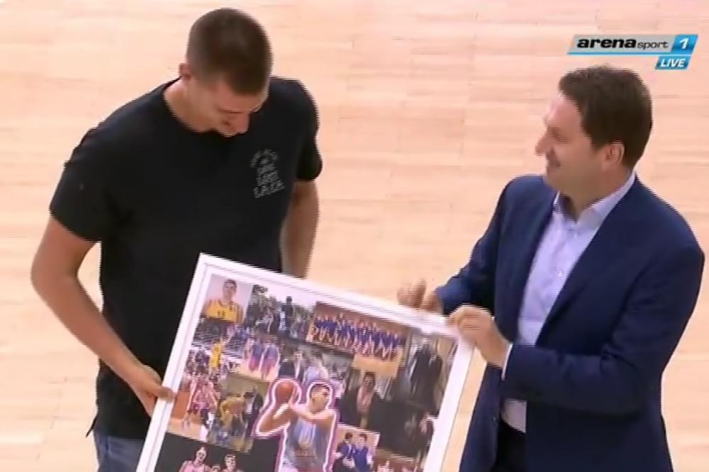 (FOTO) NBA ZVEZDA NE ZABORAVLJA ODAKLE JE POTEKLA: Jokić bodri svoje protiv Partizana, Mega mu uručila neobičan poklon