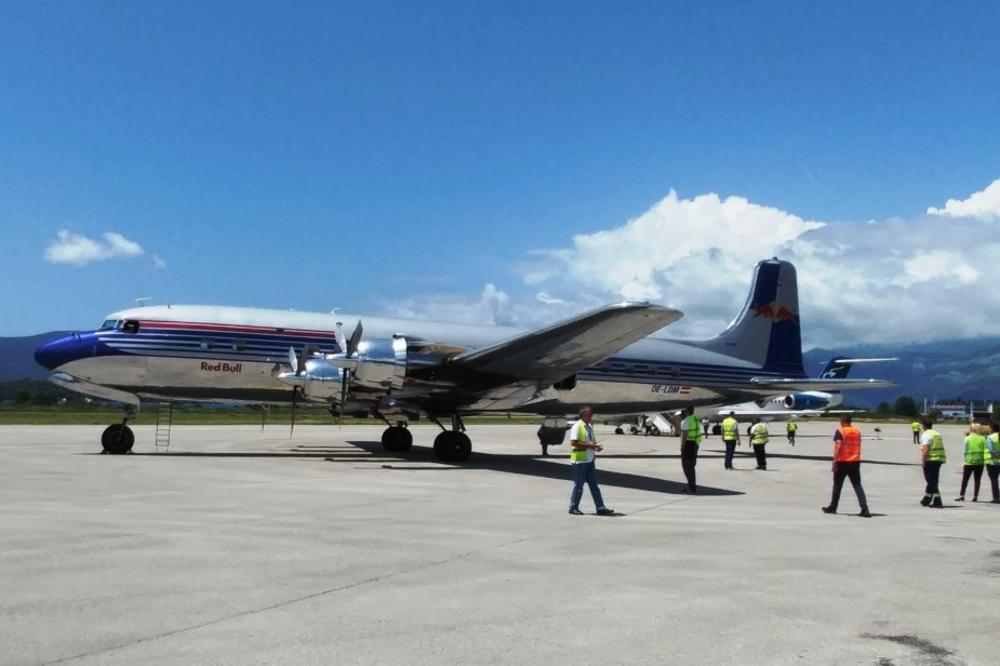 JEDAN OD NAJSPEKTAKULARNIJIH AVIONA SLETEO U TIVAT: Legendarni Titov daglas prvi put u Crnoj Gori (FOTO, VIDEO)