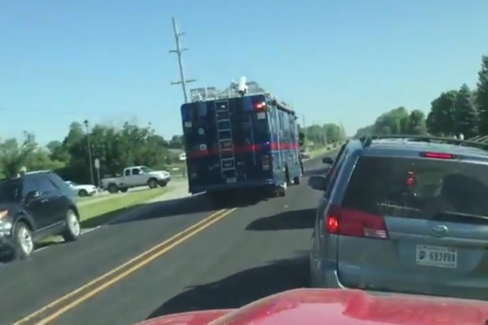 DVOJE RANJENIH U NAPADU NA ŠKOLU U INDIJANOPOLISU: Nastavnik sprečio masakr, igrao odbranu u američkom fudbalu