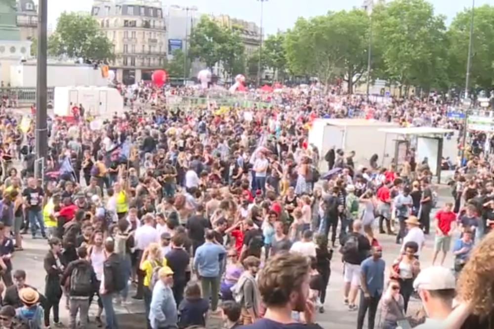 REKE LJUDI NA ULICAMA PARIZA: Partije levice, sindikati i nevladine organizacije udruženi u masovnom protestu protiv Makrona (VIDEO UŽIVO)
