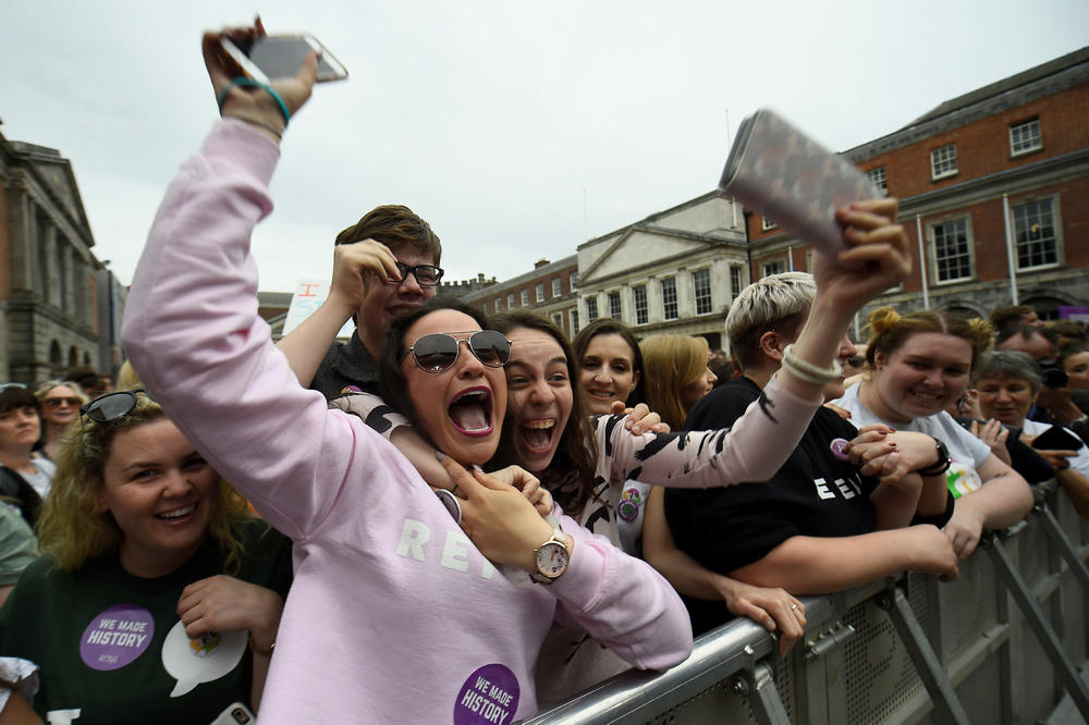 KONAČNI REZULTATI POTVRDILI: Irci ubedljivo za ukidanje zabrane abortusa, žene slavile na ulicama! (FOTO, VIDEO)