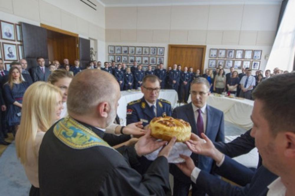 SVEČANOST OBELEŽAVANJA DANA MUP: U kabinetu ministra policije presečen slavski kolač, direktor policije položio venac na Čukur česmi