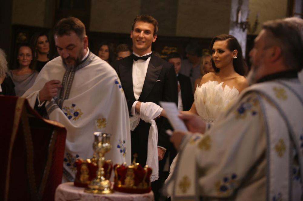 IZGLEDALA JE PRELEPO: Mihailo Anušić odgovoran je za fenomenalan izgled venčanice Anje Stojković! (FOTO)