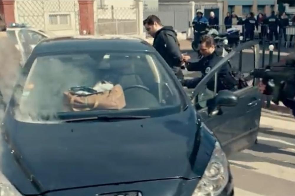 DRAMATIČNA SCENA U PARIZU: Priveli muškarca, on im oteo pištolj pa krenuo da puca! Jedan od policajaca u TEŠKOM STANJU
