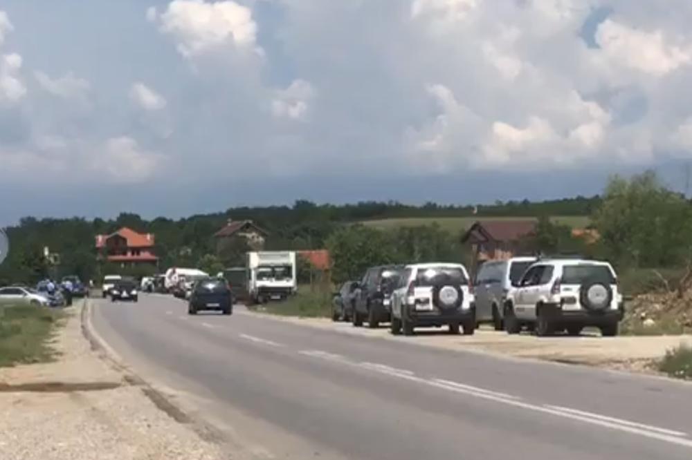Policija rasterala Albance u selu Petrič kod Kline koji su blokirali dvorište crkve: Raseljeni Srbi obeležavaju praznik Svete Trojice