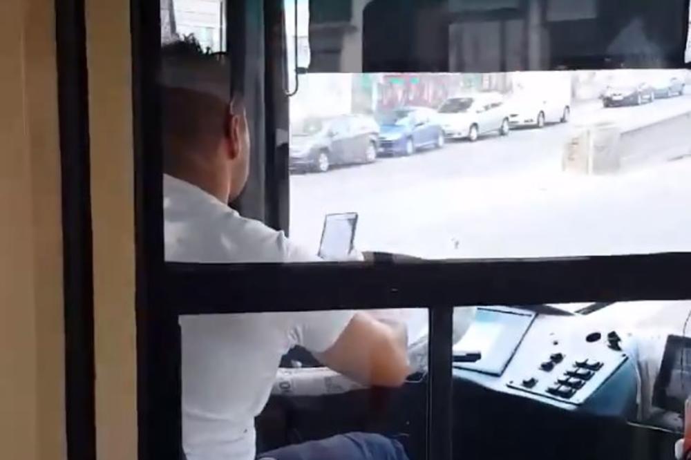 UŽASAN PRIZOR IZ TROLEJBUSA 28: Putnici se tresli od straha zbog BAHATOG VOZAČA! Laktovima vozi, a u isto vreme kuca poruke i surfuje internetom!  (VIDEO)
