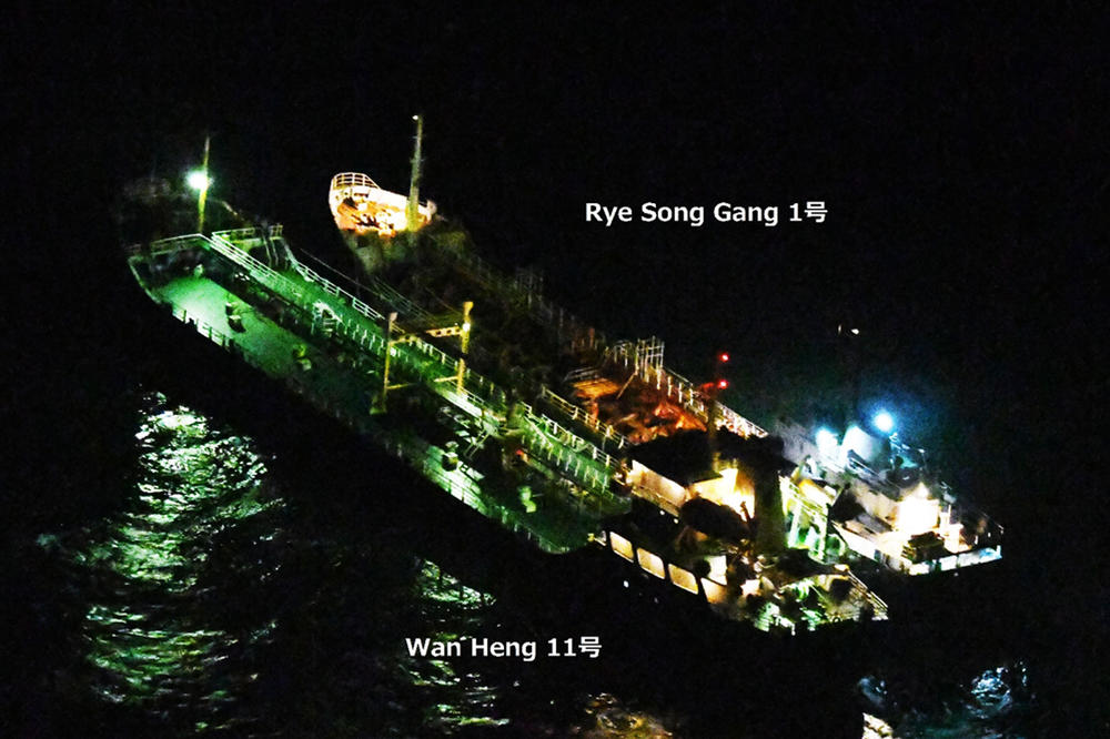 JAPANCI SNIMILI AKCIJU I  OPTUŽILI: Kineski brod prebacio gorivo na tanker Severne Koreje koji je na crnoj listi UN! (FOTO)