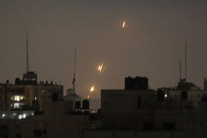 ODMAZDA ZA RAKETNI NAPAD: Izraelska vojska započela udare na ciljeve Hamasa u Gazi!