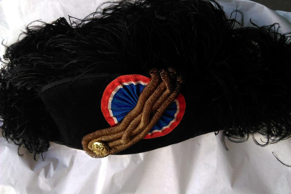 VISOKA MODA ZA DIPLOMATE   Srpski ambasadori nosili GUČIJEV brendirani trorogi šešir!