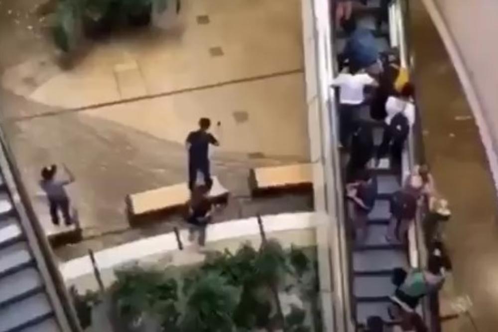 KAO U FILMOVIMA APOKALIPSE: Pogledajte kako je tržni centar voda progutala za tren oka! Ljudi bežali na više spratove! (VIDEO)