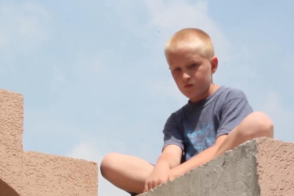 ISPUNILI MU NAJVEĆU ŽELJU: Mali Milenko (9) je ostao bez oba roditelja i o svemu se sam stara, a sada je dobio vredan poklon (VIDEO)