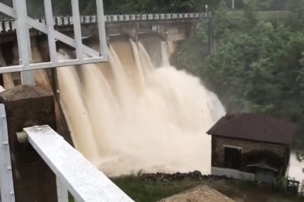 ALBERTO RUŠI SVE PRED SOBOM: Evakuisano 2.000 ljudi zbog straha od pucanja brane (VIDEO)
