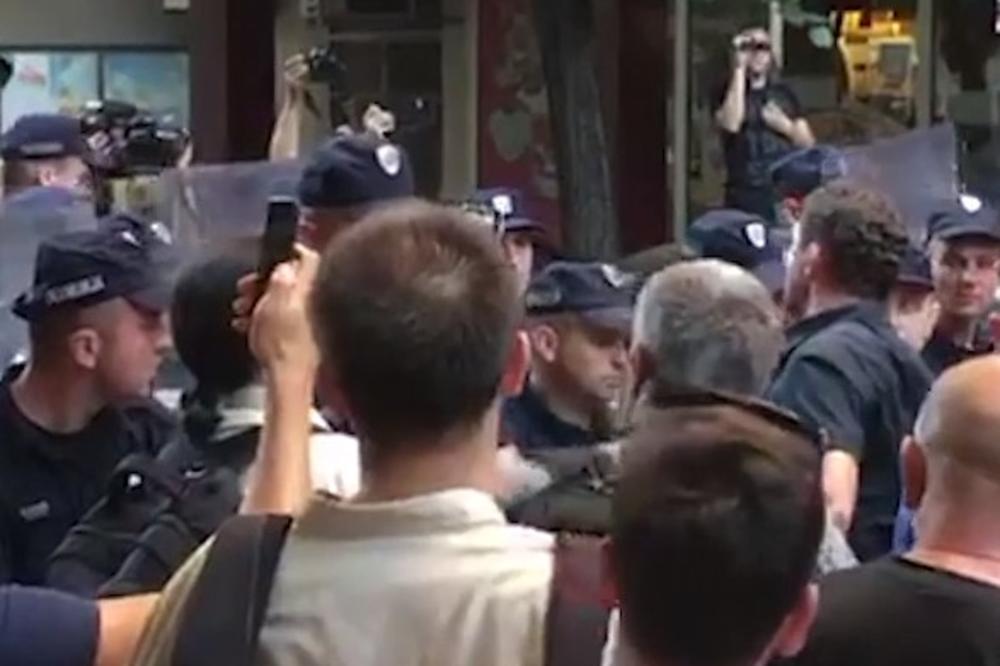 (KURIR TV) POLICIJA BLOKIRALA CENTAR BEOGRADA: Radikali protiv festivala Mirdita, pokušalil da probiju kordon, napeto u Birčaninovoj, došao i Šešelj