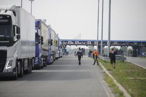 300 MINUTA PAKLA NA GRANICI: Šleperi satima čekaju da uđu u Mađarsku