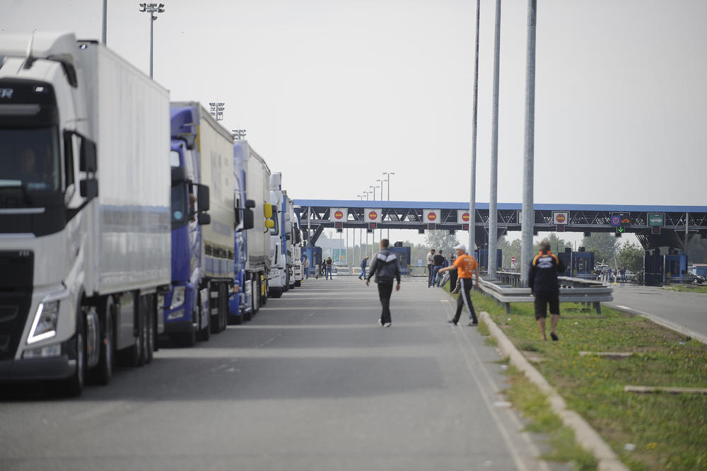 AMSS: Kamioni na granici sa Hrvatskom čekaju jedan sat, preporučena opreznija vožnja