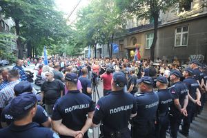 OVU FOTOGRAFIJU HTELI SU DA IZLOŽE USRED BEOGRADA: Ovo je slika sa simbolima OVK zaustavljena na Merdaru (FOTO)