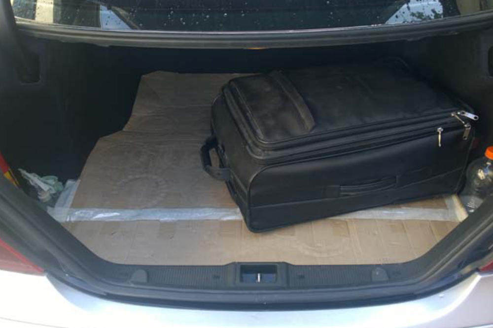 PRESEČEN LANAC TRGOVINE DROGOM KOD BUJANOVCA: U koferu sakrili marihuanu, uhapšena dvojica (FOTO)
