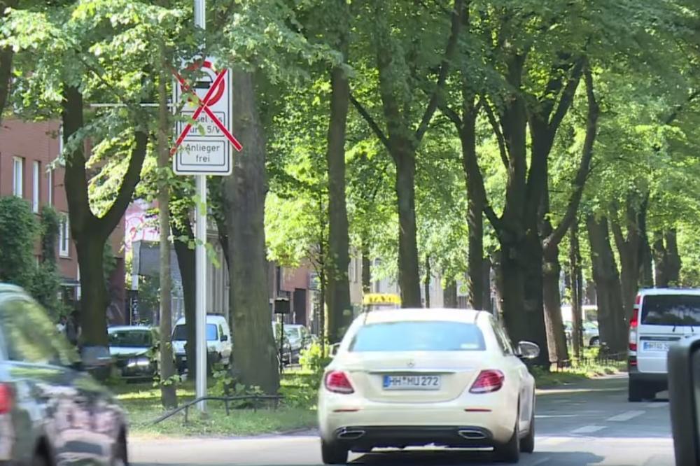 DIZELAŠI ZABRANJENI U HAMBURGU: Od danas vozila sa dizel motorima neće moći da se voze u ovom nemačkom gradu!