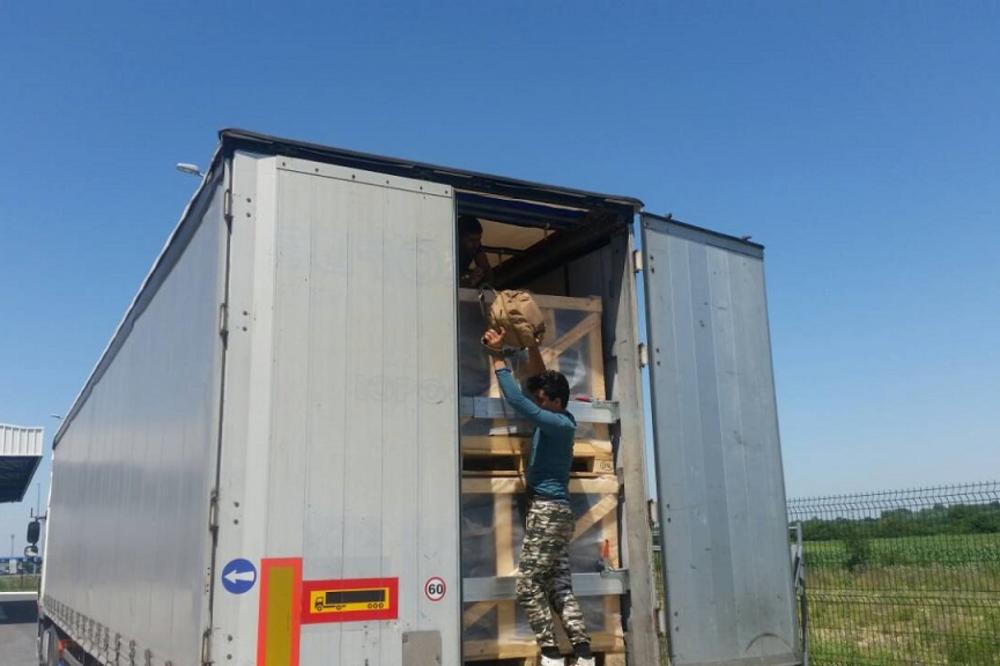 SRPSKI CARINICI U AKCIJI: Migranti se krili u kamionima i praznom teretnom vozu (FOTO)
