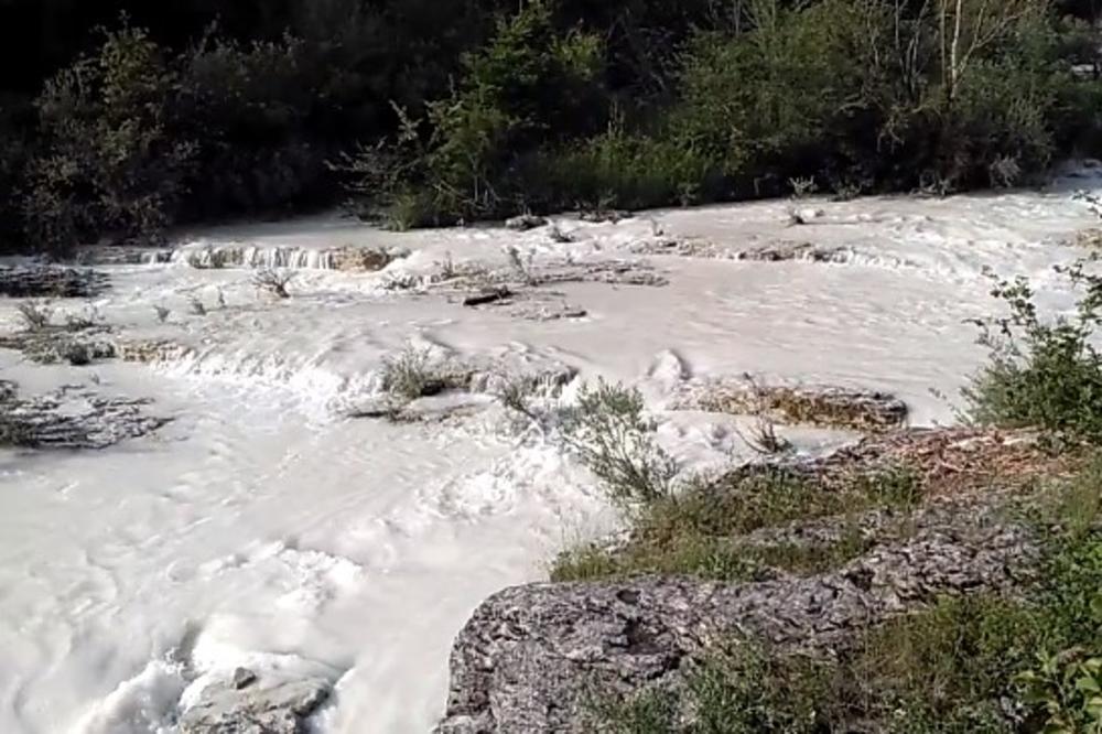 POSLE VELIKIH BUJICA NASTALA EKOLOŠKA KATASTROFA: U rečicu pao građevinski materijal, Pazinčica pobelela (VIDEO)