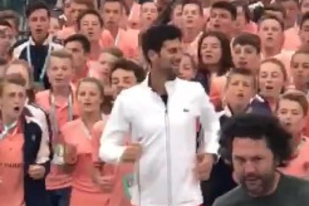 OVO JE NOVAK ĐOKOVIĆ: Pogledajte srpskog tenisera kako predvodi desetine mališana pred meč na Rolan Garosu  (VIDEO)