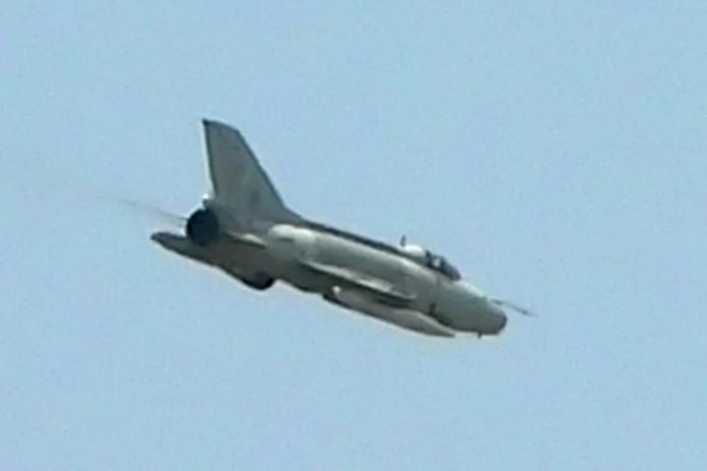 SRUŠIO SE IRANSKI VOJNI AVION: Prvi snimci srušenog lovca F-7 (FOTO)