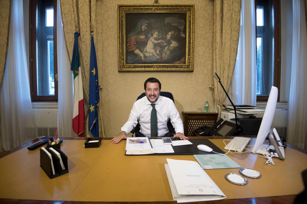 TEK ŠTO JE POSTAO MINISTAR, PA ODMAH UDARIO PO MIGRANTIMA Salvini: Vreme je da odete, besplatna vožnja je završena!