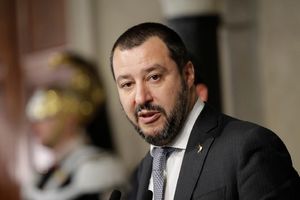 PORUKA ZA ITALIJANSKOG MINISTRA DESNIČARA: Salviniju građani na aerodromu spontano OTPEVALI OVO (VIDEO)