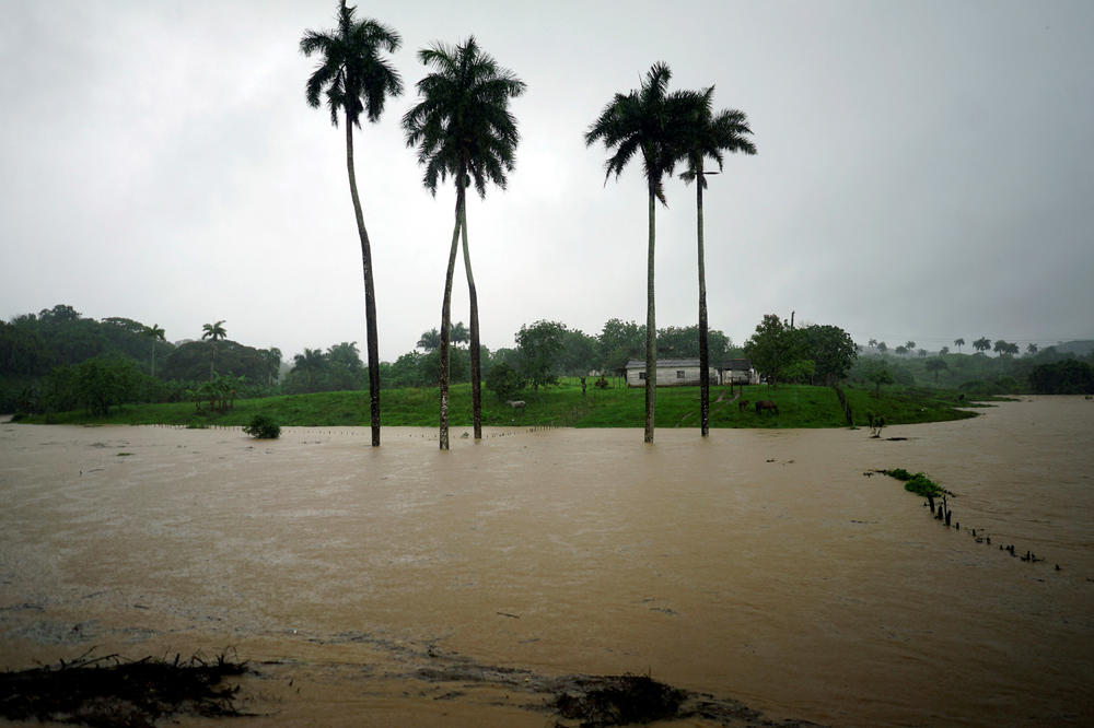 ALBERTO OPUSTOŠIO I KUBU: Najmanje 7 ljudi stradalo u poplavama, dvoje nestalo