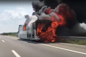 DRAMA NA AUTO-PUTU: Zapalio se autobus iz Hrvatske kod aerodroma Nikola Tesla!  VOZILO POTPUNO IZGORELO! (KURIR TV)