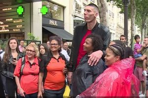 DIVOVI U PARIZU: Najviši muškarci na svetu prošetali gradom, među njima i jedan Srbin! Pogledajte ko nosi cipele broj 68! (VIDEO)