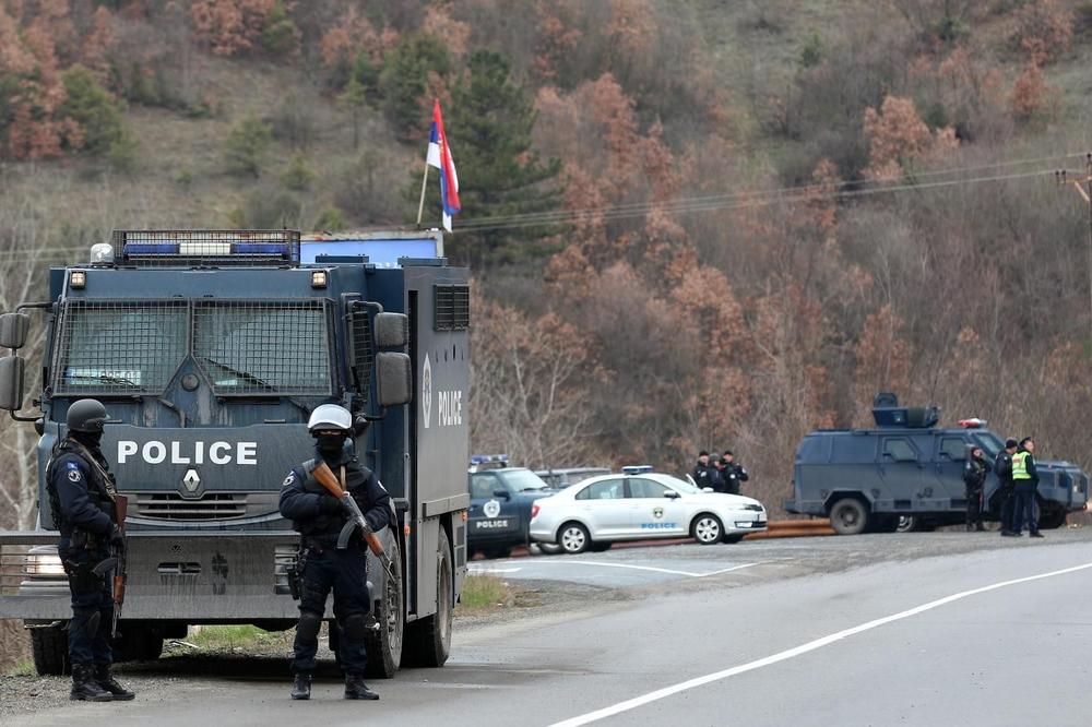 KAMENOVANE DVE SRPSKE KUĆE NA KOSOVU: Jedan od vlasnika policajac, oštećen mu i automobil!