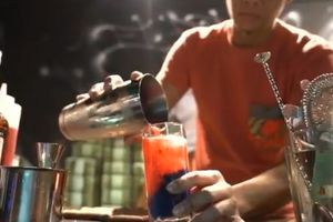 SINGAPURSKI BAROVI SE OŠTRE ZA ISTORIJSKI SAMIT: Spremili neviđena pića da Tramp i Kim nazdrave! (VIDEO)