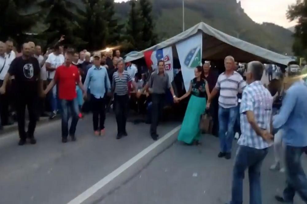 UDRI BRIGU NA VESELJE: Malinari blokirali put, pa tokom protesta zaigrali kolo! (VIDEO)