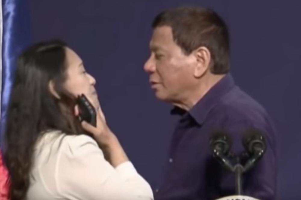 DUTERTE PONOVO NA UDARU JAVNOSTI: Pozvao dve zemljakinje na binu, pa jednu poljubio u usta (VIDEO)