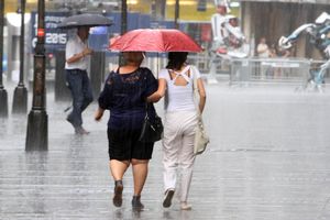 DRAMATIČNO UPOZORENJE RHMZ: Nigde bez kišobrana! Vikend u znaku oluja, grmljavine, pljuskova i grada!