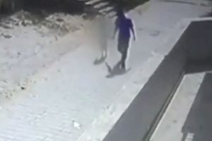 KAMERE SNIMILE UŽAS: Indijski prodavac slatkiša silovao šefovu ćerku (4) i ubio je, a onda je sa njim tražio ubicu i vikao TREBA GA OBESITI (VIDEO)