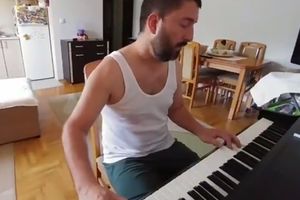 NIJE LAKO BITI ZALJUBLJEN: Seo je za klavir i ZAPEVAO samo njoj i onda... APSOLUTNI HIT NA FEJSBUKU! (VIDEO)