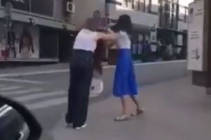 BIZARNO! TOTALNO LUDILO U UŽICU: Dve Kineskinje se tukle, čupale i šutirale u centru grada, a onda posle fajta otišle zajedno?! (VIDEO)